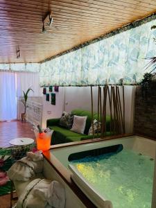 una camera con vasca idromassaggio in soggiorno di Suite i biddizzi da Sicilia a Catania