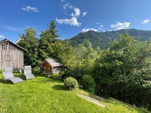 a yard with two chairs and a barn at Apartment Cesa Collina Superior in Ortisei