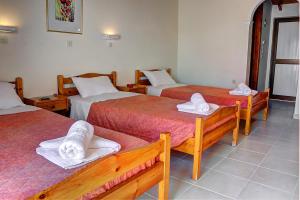 Postel nebo postele na pokoji v ubytování Hotel Benitses Arches
