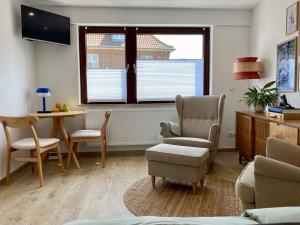 ein Wohnzimmer mit Tisch und Stühlen und einem Fenster in der Unterkunft City Apartment in Bornheim - Köln Bonn Phantasialand in Bornheim