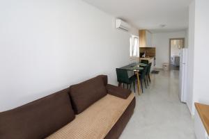 un soggiorno con un divano marrone e un tavolo di Alfonso a Bibinje (Bibigne)