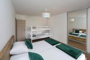 una camera con due letti e un letto a castello di Alfonso a Bibinje (Bibigne)