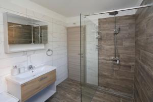 un bagno con lavandino e doccia di Alfonso a Bibinje (Bibigne) Altre 15 foto