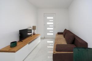 un soggiorno con divano e TV a schermo piatto di Alfonso a Bibinje (Bibigne)