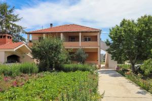 una casa con un giardino davanti di Alfonso a Bibinje (Bibigne)