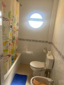 La salle de bains est pourvue de toilettes, d'une fenêtre et d'une baignoire. dans l'établissement Casa hasta 6 personas, à Carraca