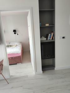 1 dormitorio con cama y espejo en Apartamenty MorzeLove, en Rowy