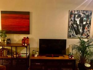 uma sala de estar com uma televisão de ecrã plano sobre uma mesa em Excelente departamento en la Condesa em Cidade do México