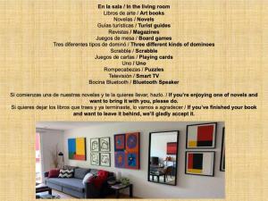Cartel de una sala de estar con pinturas en la pared en Excelente departamento en la Condesa en Ciudad de México