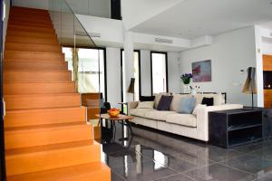 salon z kanapą i schodami w obiekcie Luxury Villa LAGUNA - Ciudad Quesada w mieście Ciudad Quesada