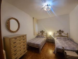 - une chambre avec 2 lits, une commode et un miroir dans l'établissement NGN, à Ateca