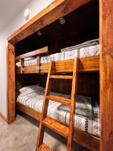 een stapelbed met 2 stapelbedden in een kamer bij Brightstone Lake Cabin 1 in Fair Oaks