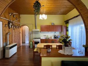 eine Küche und ein Esszimmer mit einem Tisch und Stühlen in der Unterkunft Ravasz Apartman in Balatonboglár