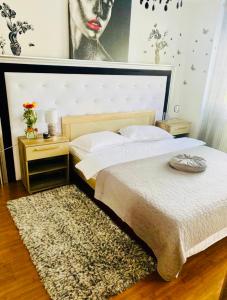 - une chambre avec un grand lit et un tapis dans l'établissement Apartament Lux Crialy - self check-in, à Timişoara