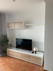 オリーバにあるOliva Nova Golf, Met & Beachの白い壁のリビングルーム(薄型テレビ付)