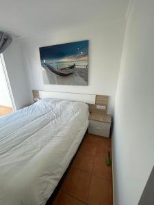 オリーバにあるOliva Nova Golf, Met & Beachのベッド付きのベッドルームとボートの写真 +28枚の写真