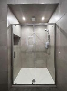 y baño con ducha y puerta de cristal. en “The Art House 6” Galway, Woodquay en Galway