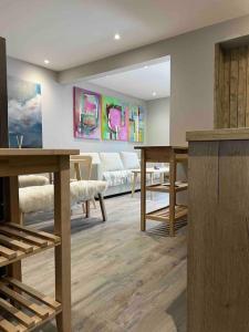 sala de estar con mesas de madera y sofá en “The Art House 6” Galway, Woodquay en Galway
