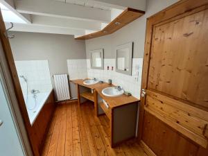 a bathroom with two sinks and a bath tub at Chambres de charme avec jardin et piscine in Coulonges-sur-lʼAutize