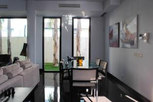 een woonkamer met een tafel en een bank bij Luxury Villa LAGUNA - Ciudad Quesada in Ciudad Quesada