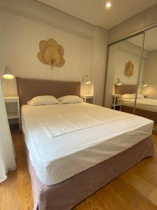 アテネにあるAthens Riviera 2-Bed Apt & Pool Access #Unoblu®の鏡付きの客室内の大きな白いベッド +21枚の写真