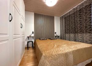 1 dormitorio con 1 cama y una pared grande en Yläkerran asunto parvekkeella ja saunalla en Tahkovuori