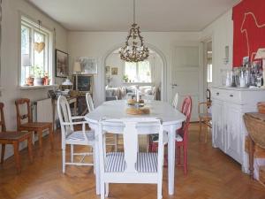 cocina y comedor con mesa blanca y sillas en Holiday home Djursholm, en Danderyd
