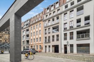 una bicicletta parcheggiata di fronte a un edificio di NEW STUDIO@Baroque City Center a Dresda