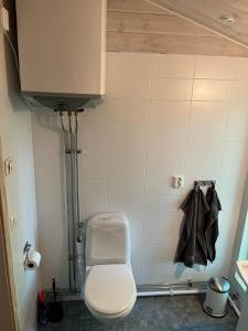 baño con aseo blanco en una habitación en Blueberry Hill, en Skånes Fagerhult