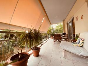 Balkón alebo terasa v ubytovaní Athens Riviera Garden Views Apartment #Unoblu