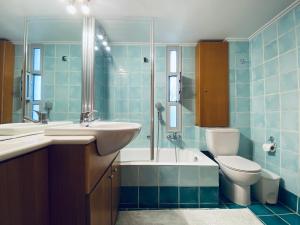 Kúpeľňa v ubytovaní Athens Riviera Garden Views Apartment #Unoblu