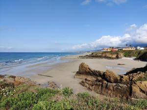 - Vistas a una playa con rocas y al océano en Casa A Mariña en Barreiros