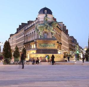 um grande edifício com uma fonte em frente em Chez Sara et Joan : T2 hypercentre, cosy proximité gare em Orléans