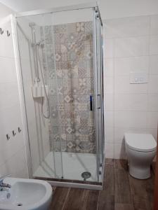 La salle de bains est pourvue d'une douche, de toilettes et d'un lavabo. dans l'établissement Brezza Marina Studios, à Montesilvano