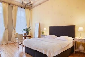 a bedroom with a large bed and a table and chairs at Hotel am Museum in Hamburg