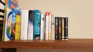 una fila de libros sentados en un estante en Casalmare Via Asse, en Ventimiglia