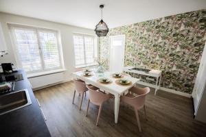een eetkamer met een witte tafel en stoelen bij Elegant 2 Bedroom Apartment - 75m2 in Eindhoven
