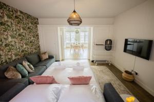 sala de estar con sofá y TV en Elegant 2 Bedroom Apartment - 75m2 en Eindhoven