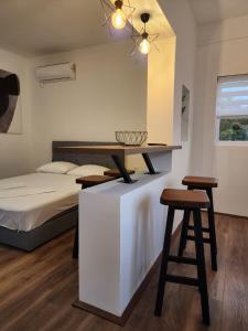 Postel nebo postele na pokoji v ubytování Apartmani Radman 1 - Igalo
