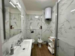 ein Bad mit einem Waschbecken und einem WC in der Unterkunft Appartamento Luminoso Domus EUR in Rom