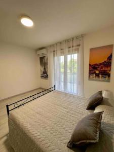 Un pat sau paturi într-o cameră la Appartamento Luminoso Domus EUR