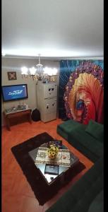 uma sala de estar com um sofá e uma mesa em Porto Marina pool and sea view apartment em El Alamein