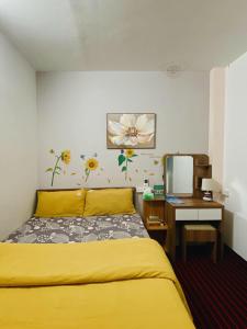 - une chambre avec un lit et un bureau avec un miroir dans l'établissement Hava Homestay, à Lạng Sơn