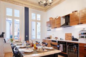 a kitchen with a table and chairs in a room at Hotel am Museum in Hamburg