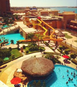 uma imagem de um parque aquático com um escorrega aquático em Porto Marina pool and sea view apartment em El Alamein