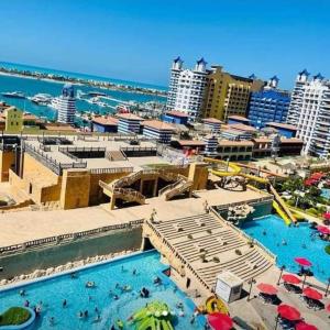 vista para uma piscina num resort em Porto Marina pool and sea view apartment em El Alamein