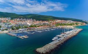 - une vue aérienne sur un port avec des bateaux dans l'eau dans l'établissement Dolce Vita Blue Boho, Premium Apartment with seaview, à Sveti Vlas