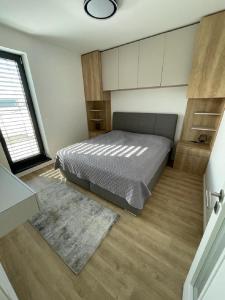 1 dormitorio con cama y ventana grande en Meet & Golf en Šajdíkove Humence