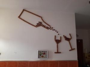 três cruzes na parede de uma sala em Casa cueva El Algarrobo em Guadix
