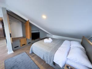 Un pat sau paturi într-o cameră la Sunway Bosphorus Suites